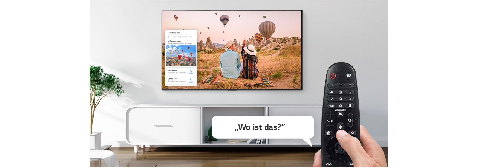 Nahaufnahme einer Hand, die den Fernseher mit einer Fernbedienung steuert, um zu erfahren, wo sich der im Fernsehen gezeigte Ort befindet.